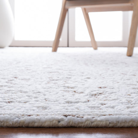 Safavieh Metro Met155B Ivory/Beige Rug.