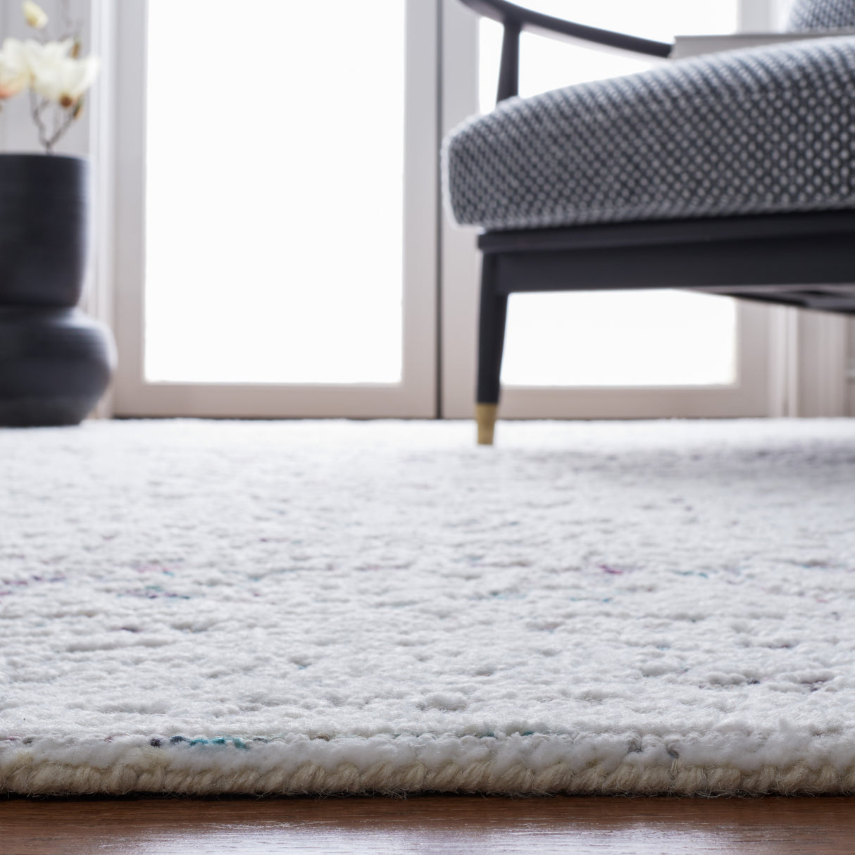 Safavieh Metro Met156Q Ivory/Red Rug.