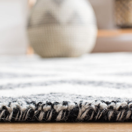 Safavieh Metro Met254A Ivory/Black Rug.