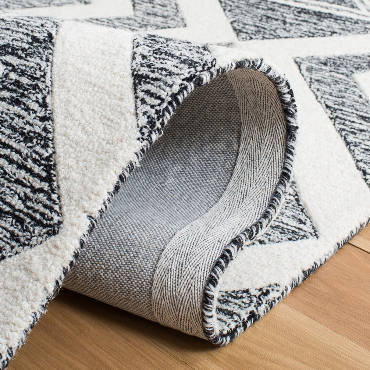 Safavieh Metro Met254A Ivory/Black Rug.