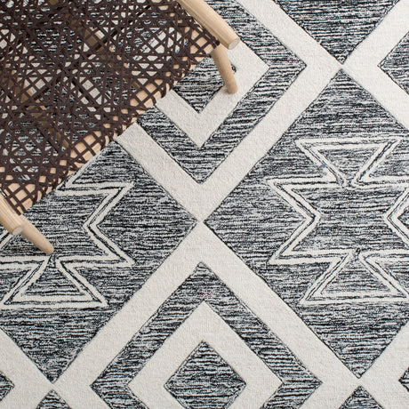 Safavieh Metro Met254A Ivory/Black Rug.