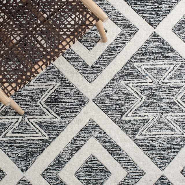 Safavieh Metro Met254A Ivory/Black Rug.