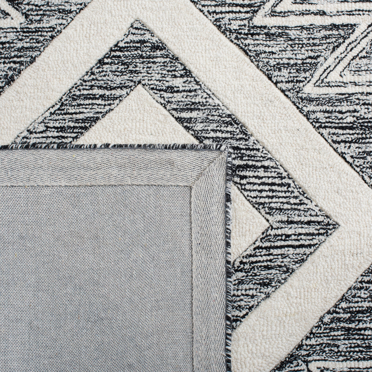 Safavieh Metro Met254A Ivory/Black Rug.