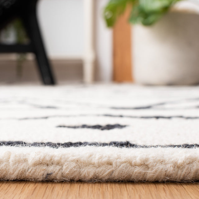 Safavieh Metro Met403Z Black/Ivory Rugs.