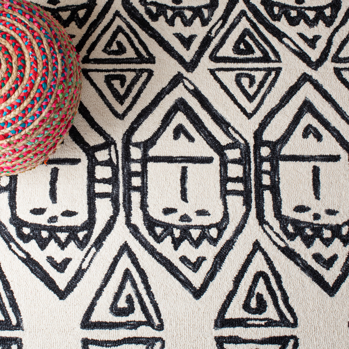 Safavieh Metro Met404Z Black/Ivory Rugs.