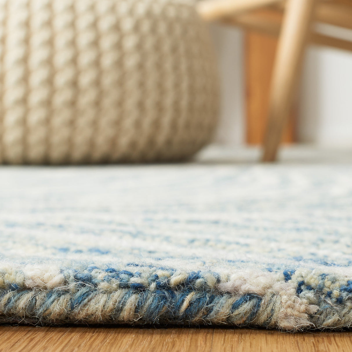 Safavieh Metro Met451M Blue/Ivory Rug.