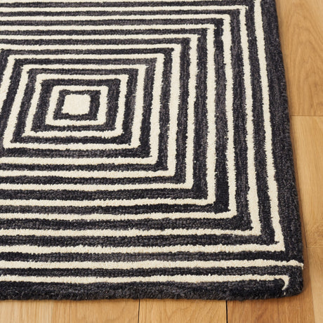 Safavieh Metro Met454Z Black/Beige Rug.