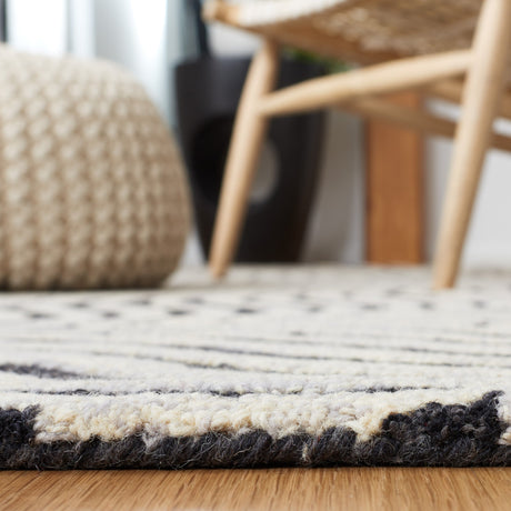 Safavieh Metro Met456Z Black/Beige Rug.
