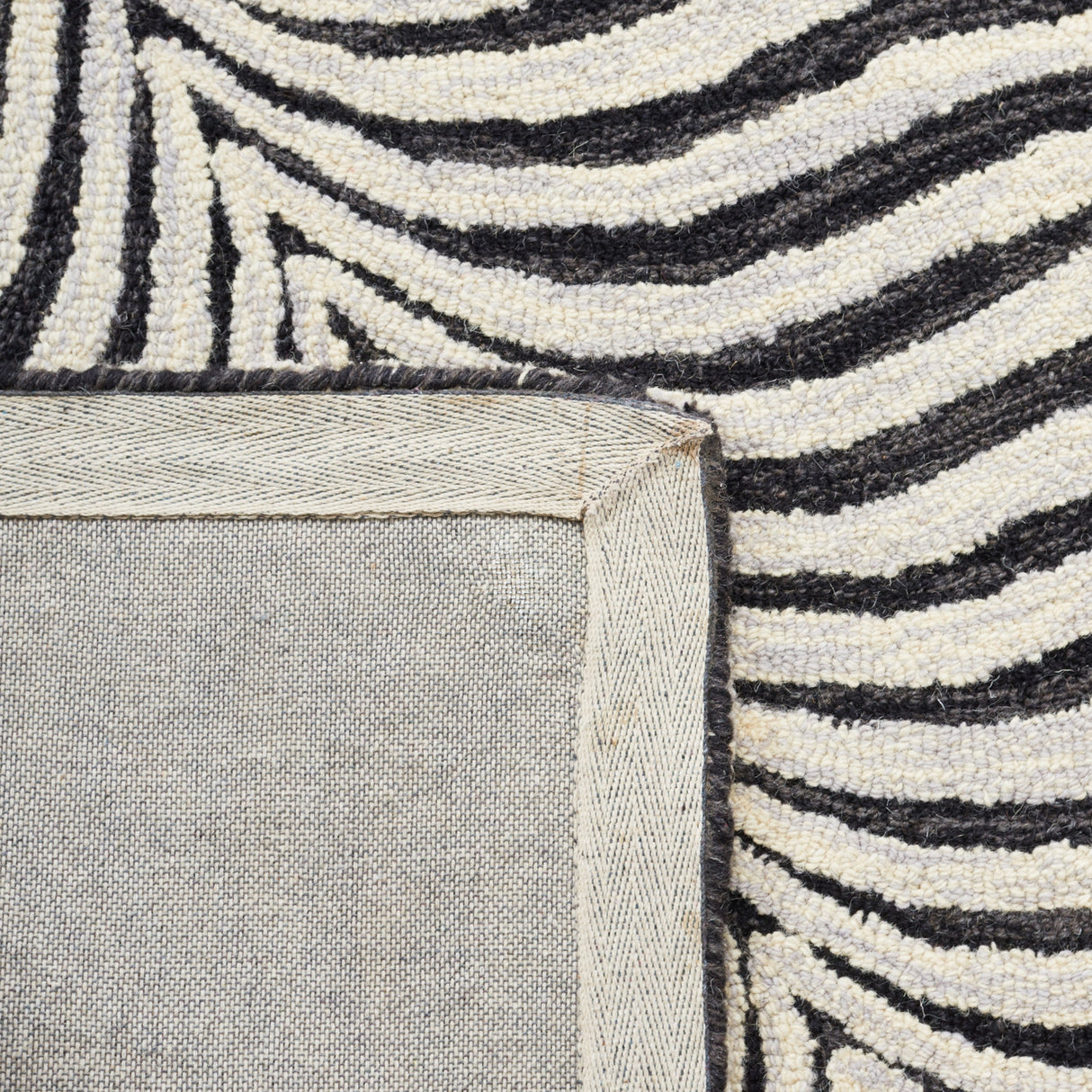 Safavieh Metro Met456Z Black/Beige Rug.