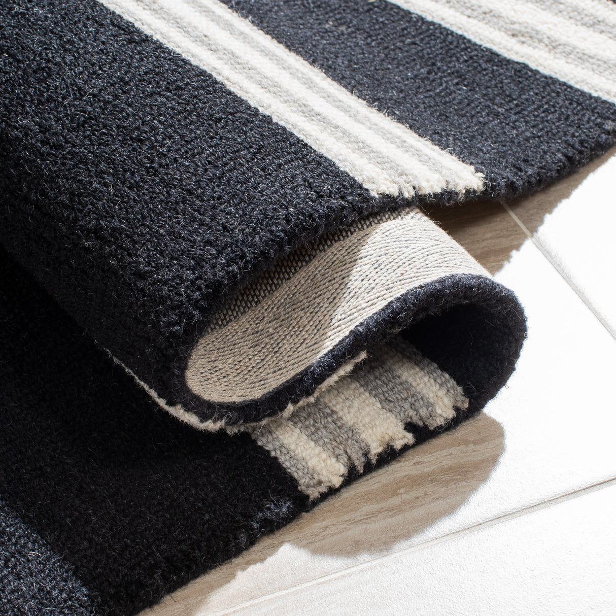 Safavieh Metro Met601Z Black/Ivory Rugs.