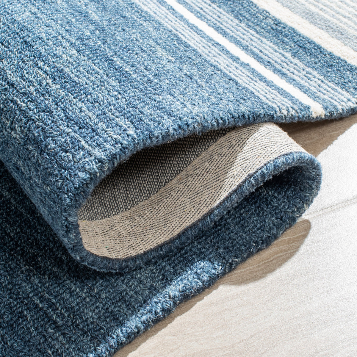 Safavieh Metro Met602M Blue/Ivory Rugs.