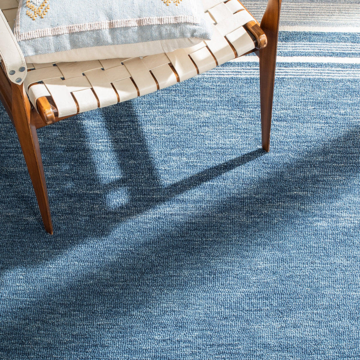 Safavieh Metro Met602M Blue/Ivory Rugs.