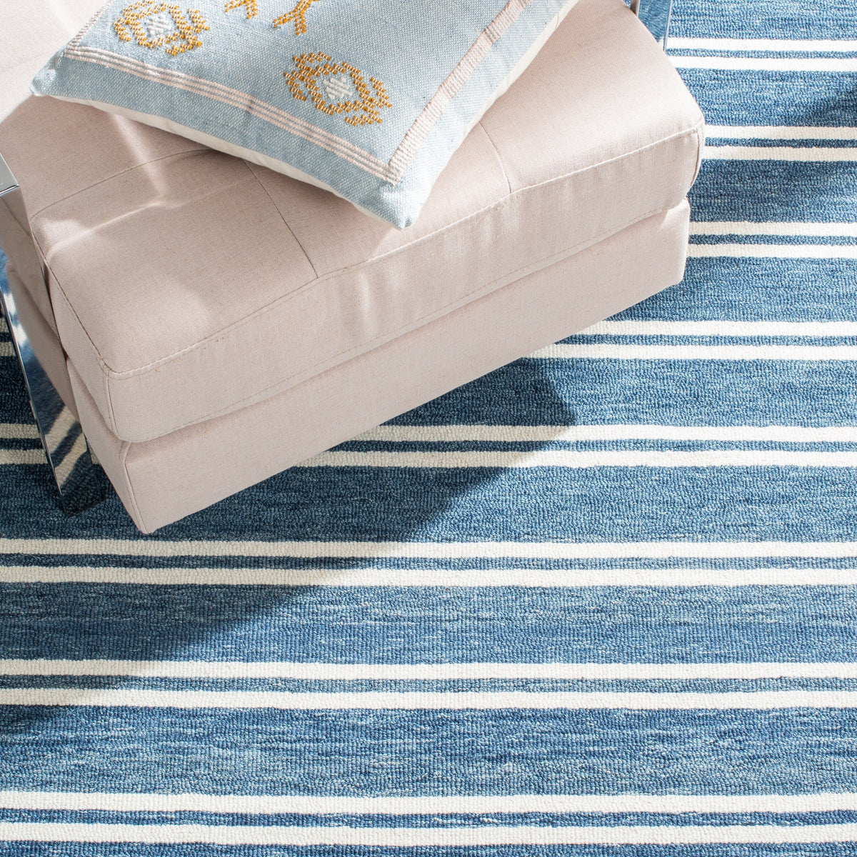 Safavieh Metro Met604M Blue/Ivory Rugs.