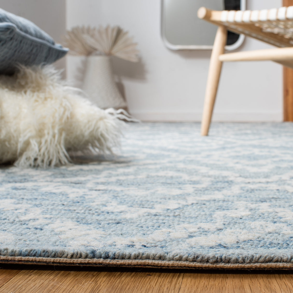 Safavieh Metro Met801M Natural/Blue Rugs.