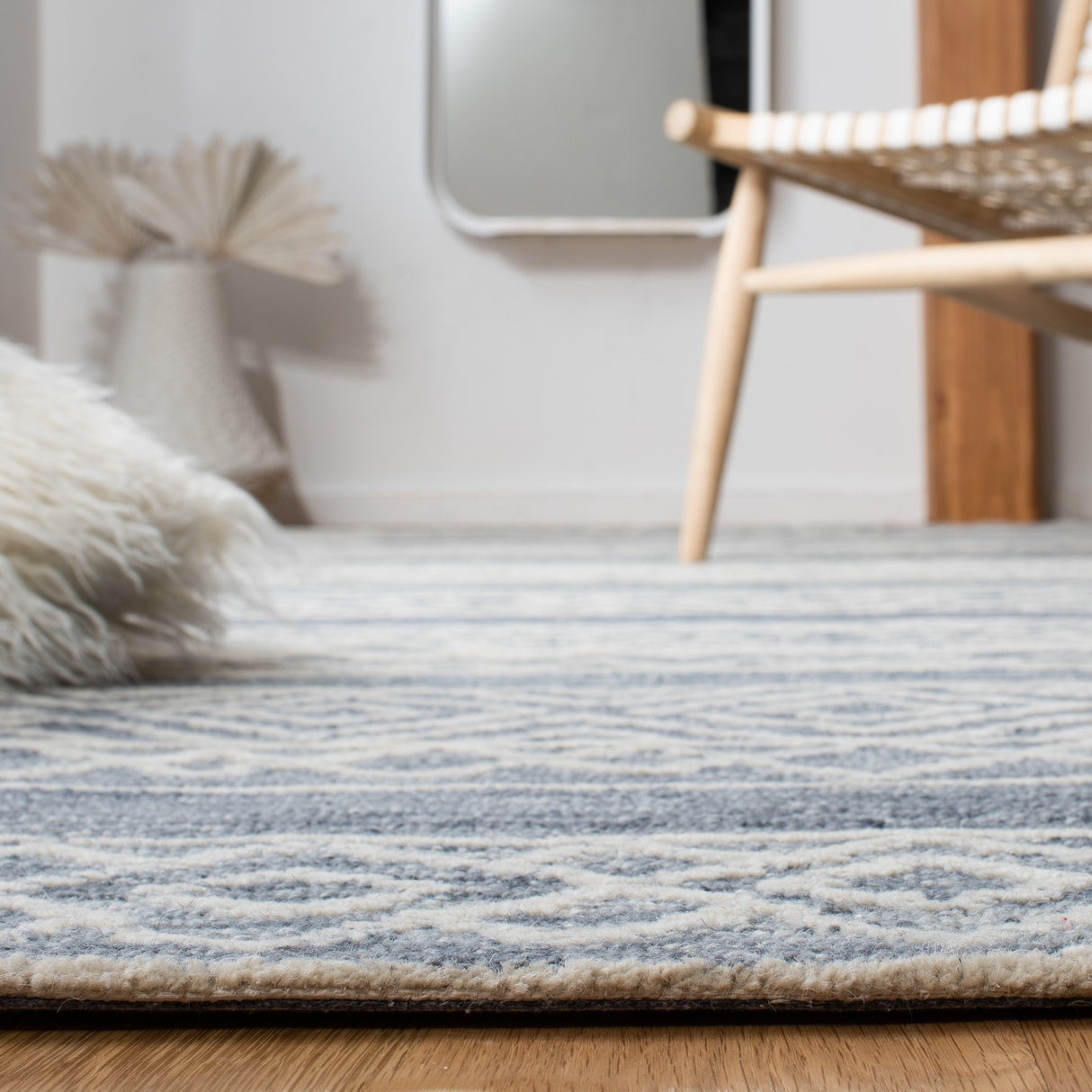 Safavieh Metro Met804M Natural/Blue Rugs.