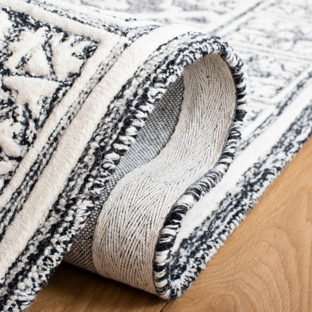 Safavieh Metro Met851Z Black/Ivory Rug.