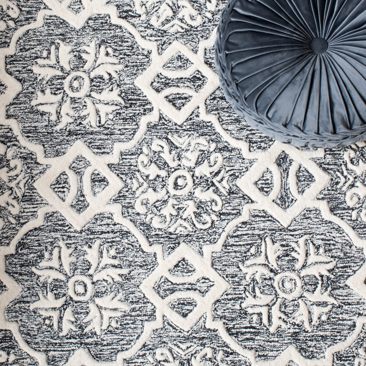 Safavieh Metro Met851Z Black/Ivory Rug.