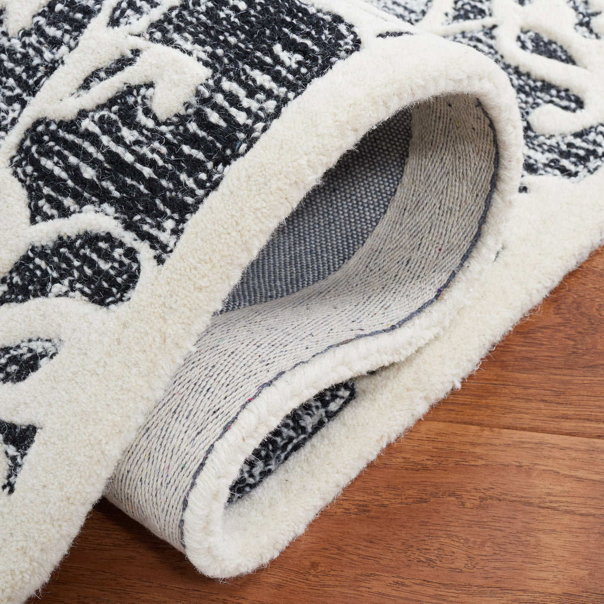 Safavieh Metro Met853Z Black/Ivory Rug.