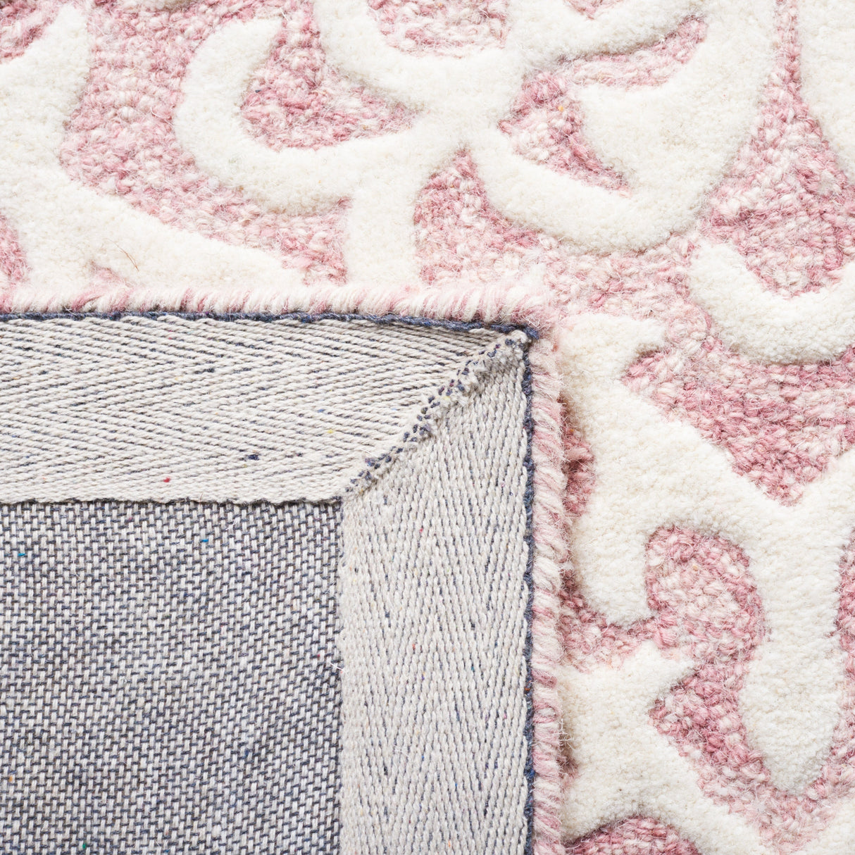 Safavieh Metro Met857U Pink/Ivory Rug.