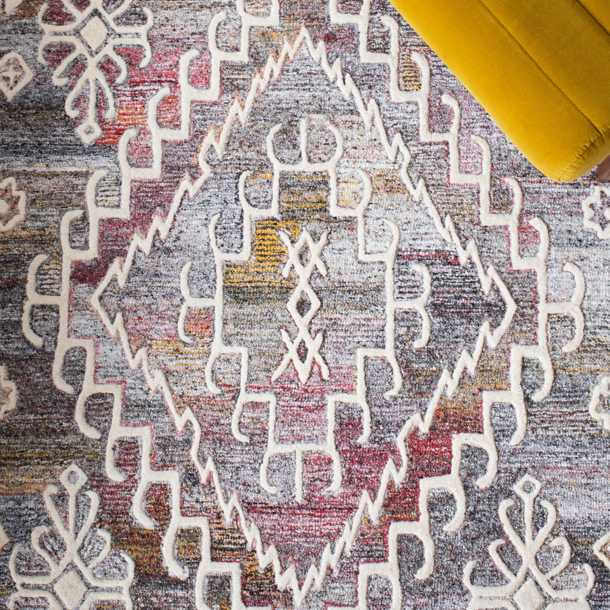 Safavieh Metro Met860Q Red/Ivory Rug.