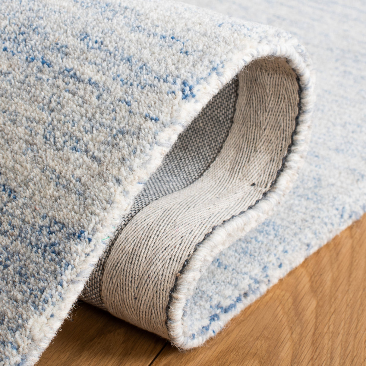 Safavieh Metro Met867M Blue/Ivory Rug.