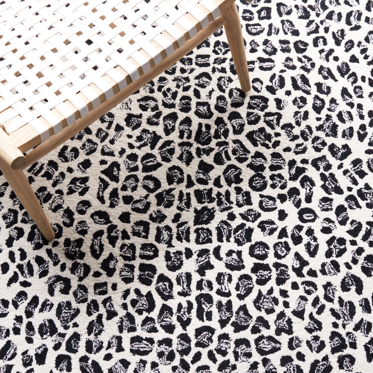 Safavieh Metro Met868Z Black/Ivory Rug.