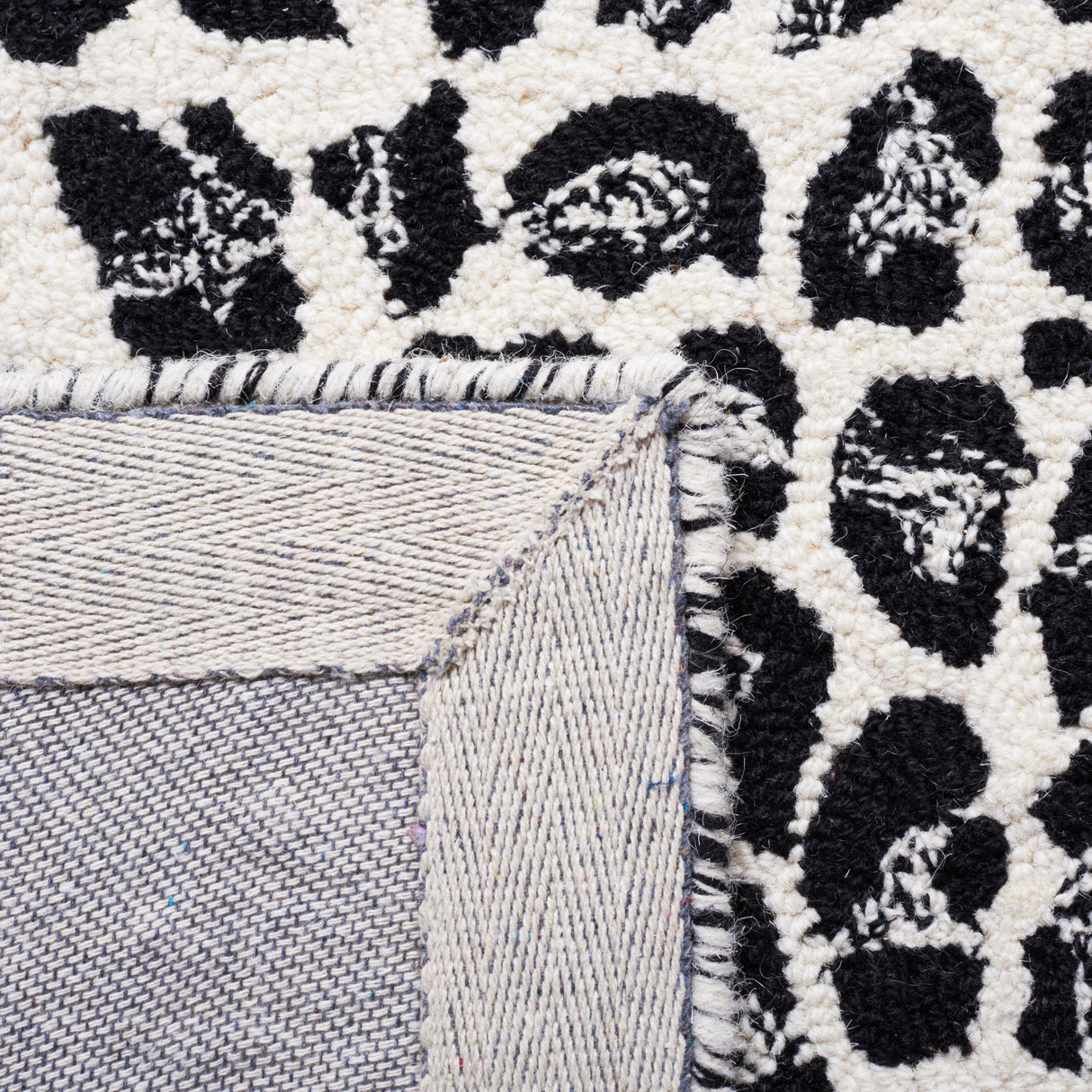 Safavieh Metro Met868Z Black/Ivory Rug.