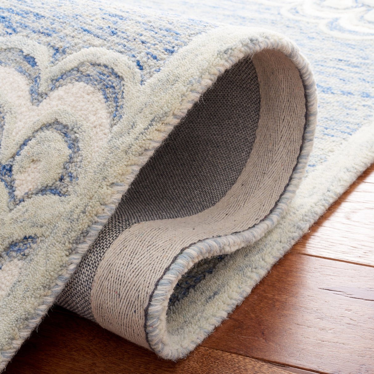 Safavieh Metro Met901M Blue/Ivory Rug.
