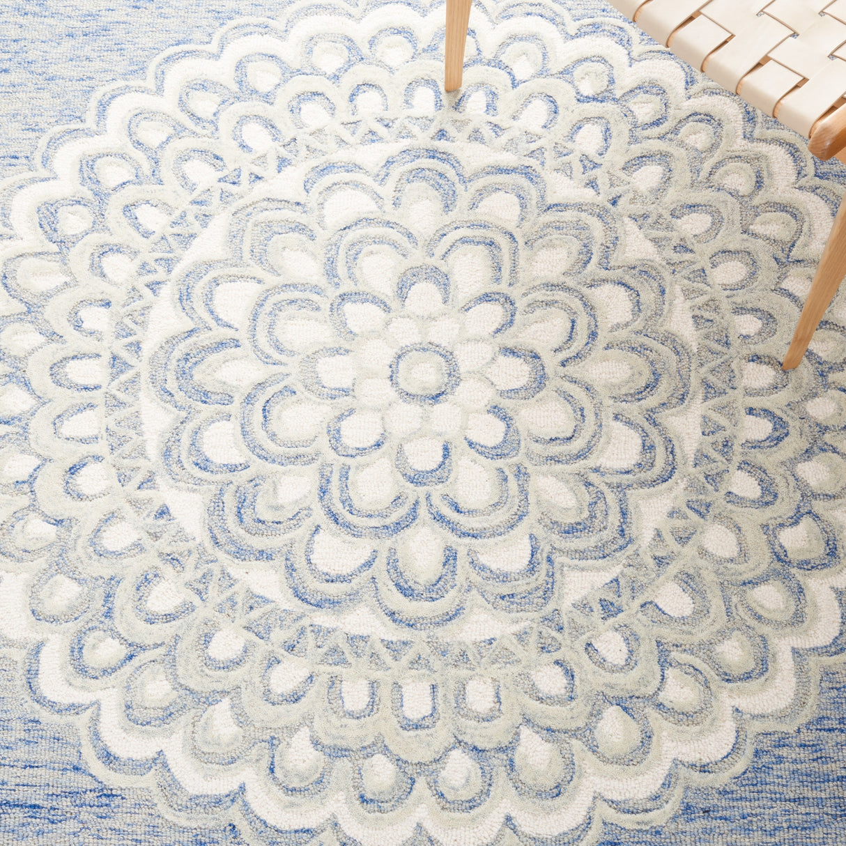 Safavieh Metro Met901M Blue/Ivory Rug.