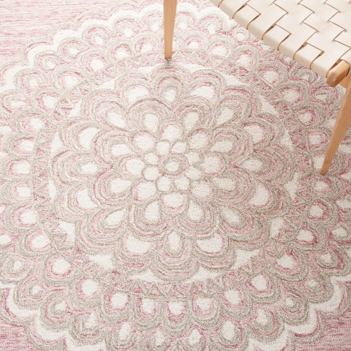 Safavieh Metro Met901U Dark Pink/Ivory Rug.
