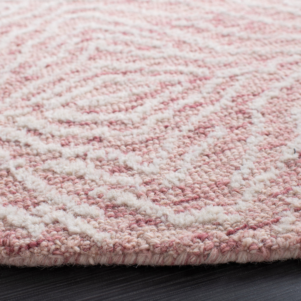 Safavieh Metro Met904U Dark Pink/Ivory Rug.