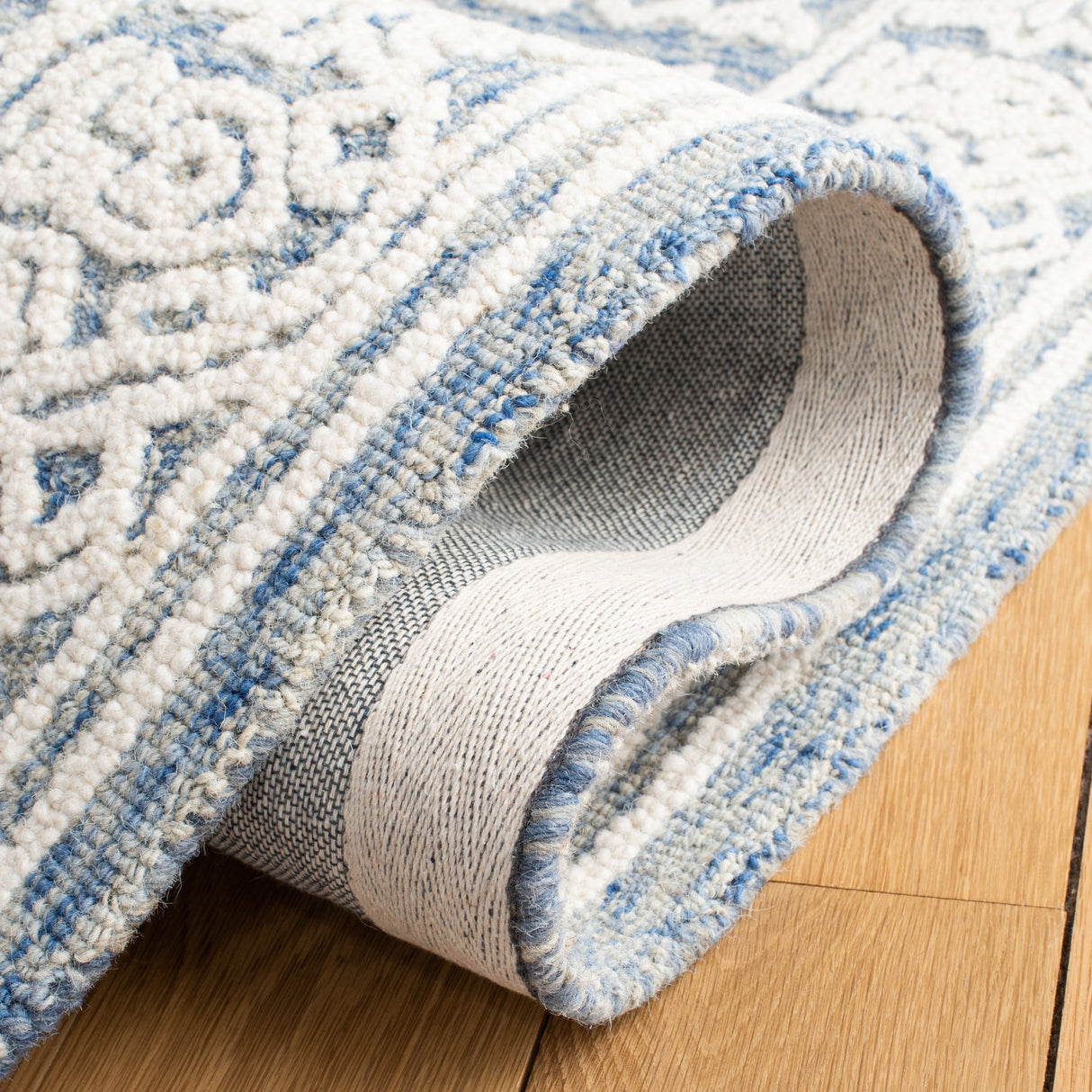 Safavieh Metro Met907M Blue/Ivory Rug.