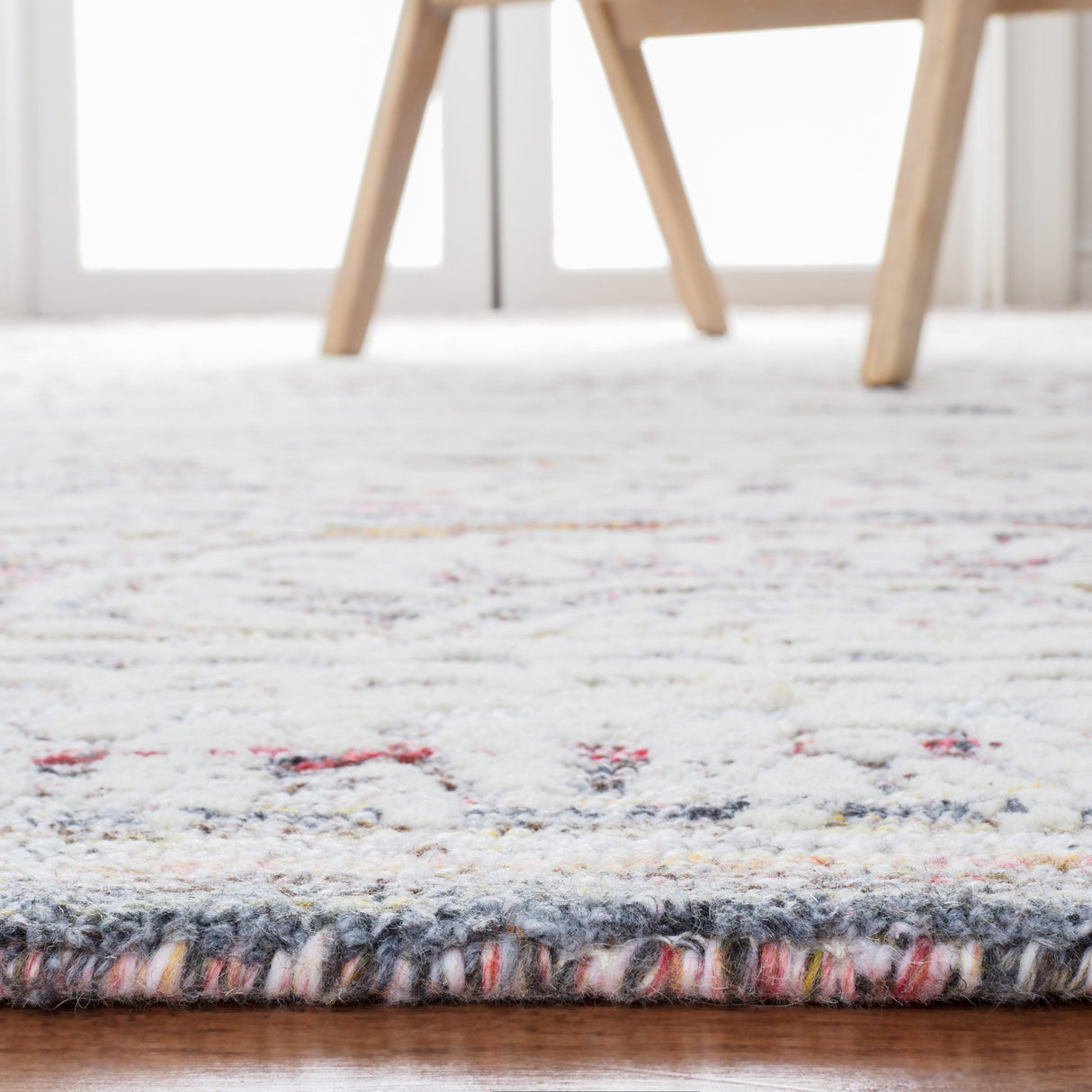 Safavieh Metro Met910Q Red/Ivory Rug.