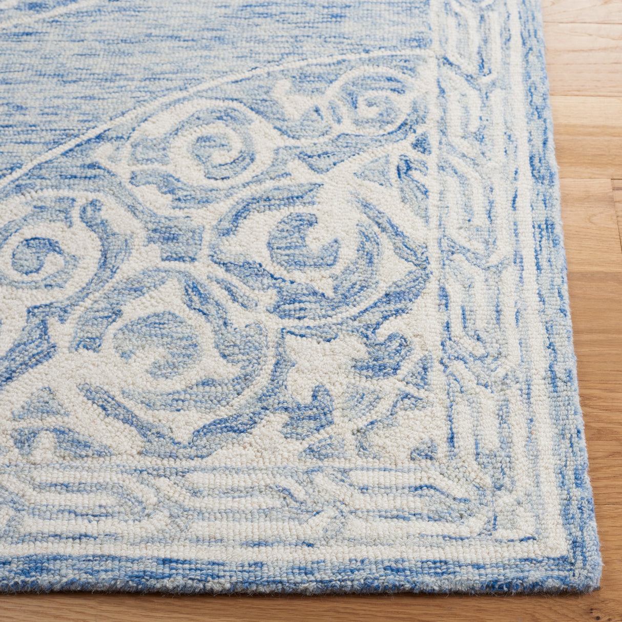 Safavieh Metro Met983M Blue/Ivory Rug.