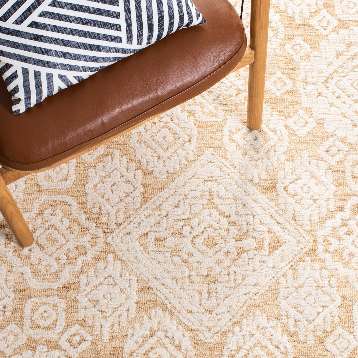 Safavieh Metro Met987D Gold/Ivory Rugs.