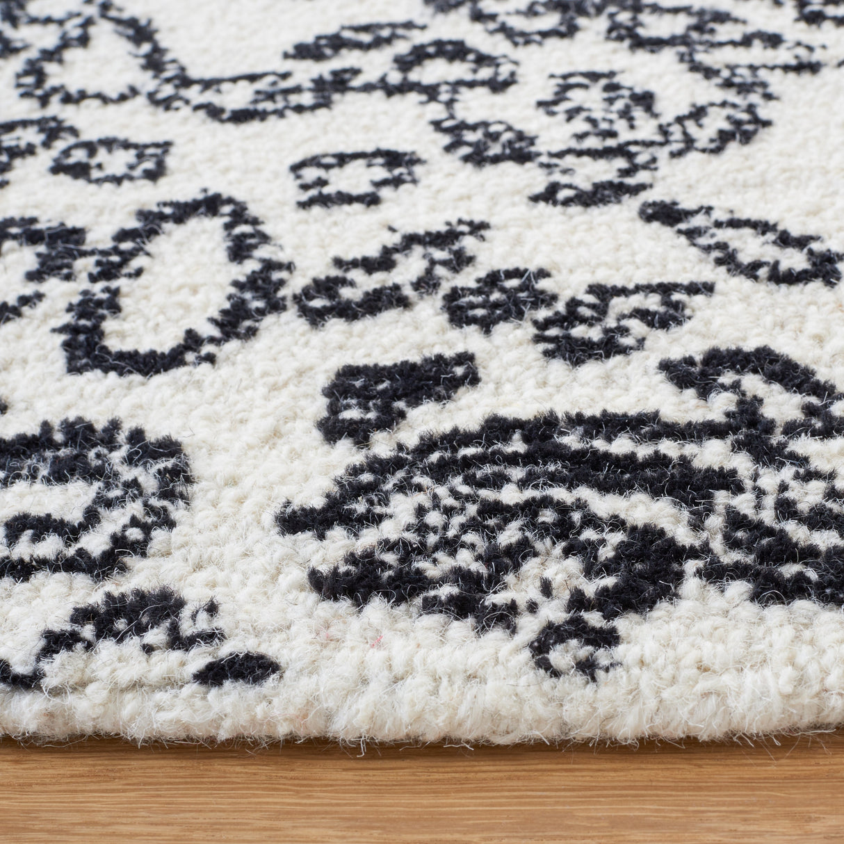 Safavieh Metro Met993A Ivory/Black Rugs.