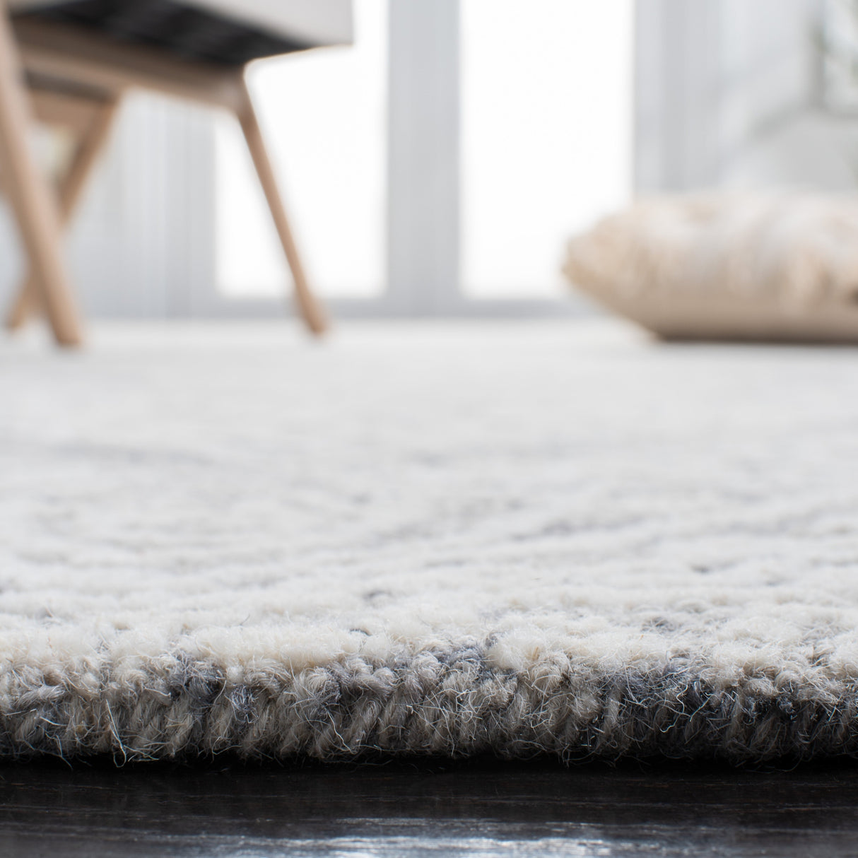 Safavieh Metro Met993F Grey/Ivory Rugs.