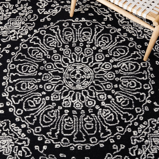 Safavieh Metro Met993Z Black/Ivory Rugs.