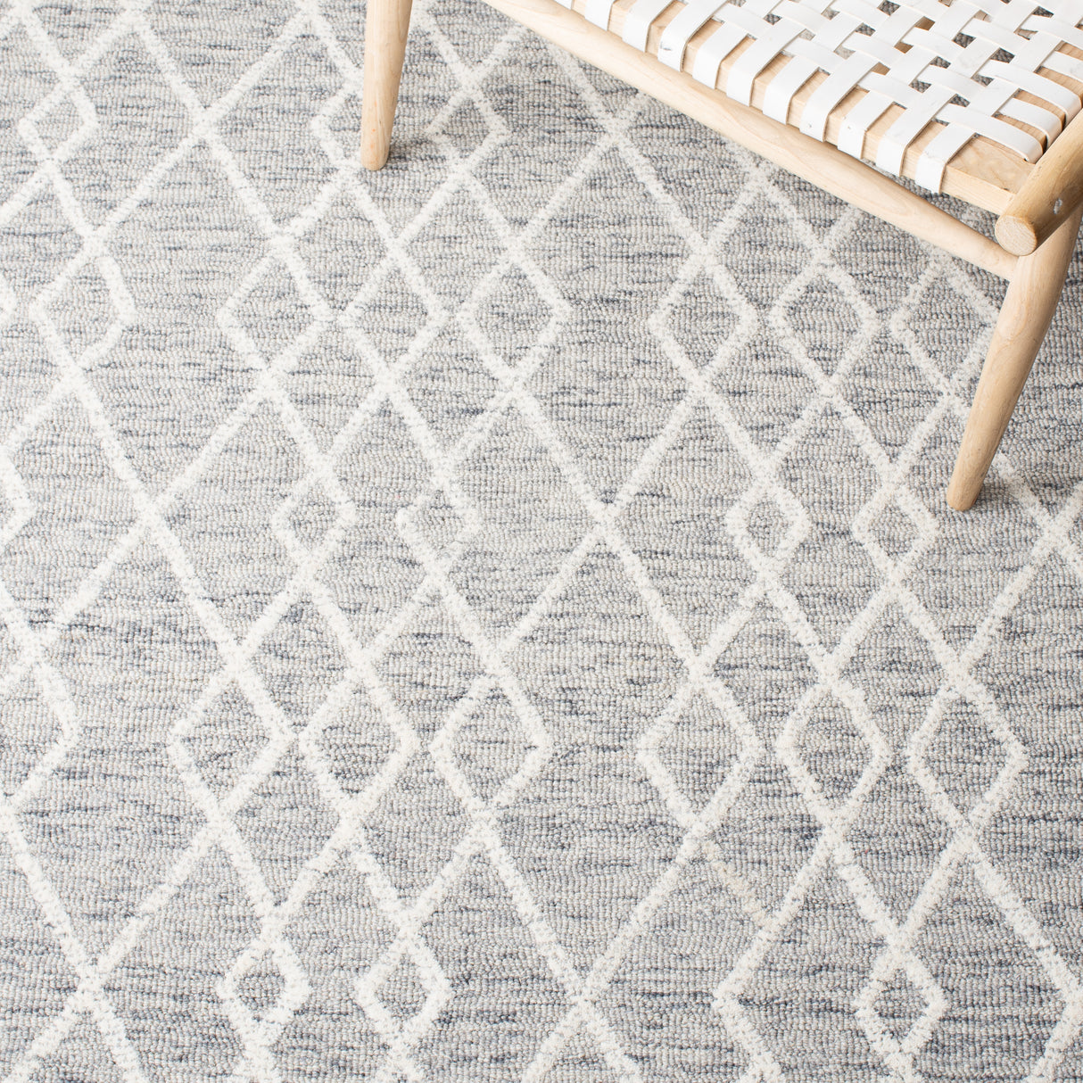Safavieh Metro Met994F Grey/Ivory Rug.