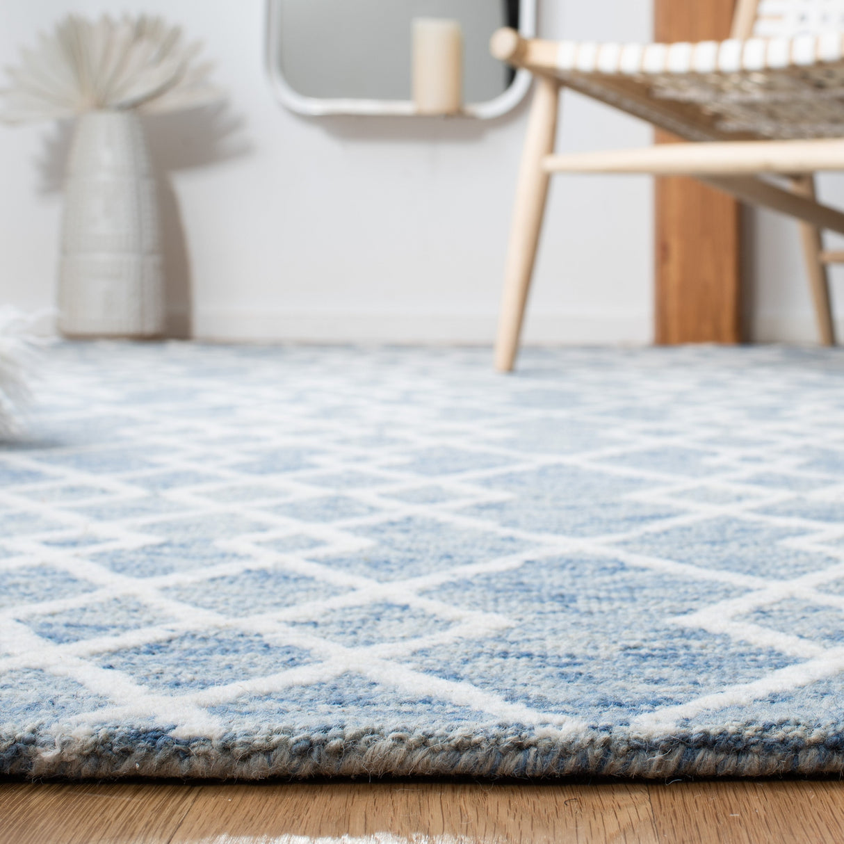 Safavieh Metro Met994M Blue/Ivory Rugs.
