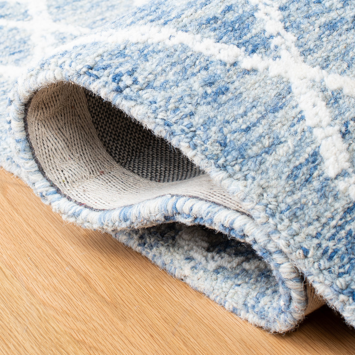 Safavieh Metro Met994M Blue/Ivory Rugs.