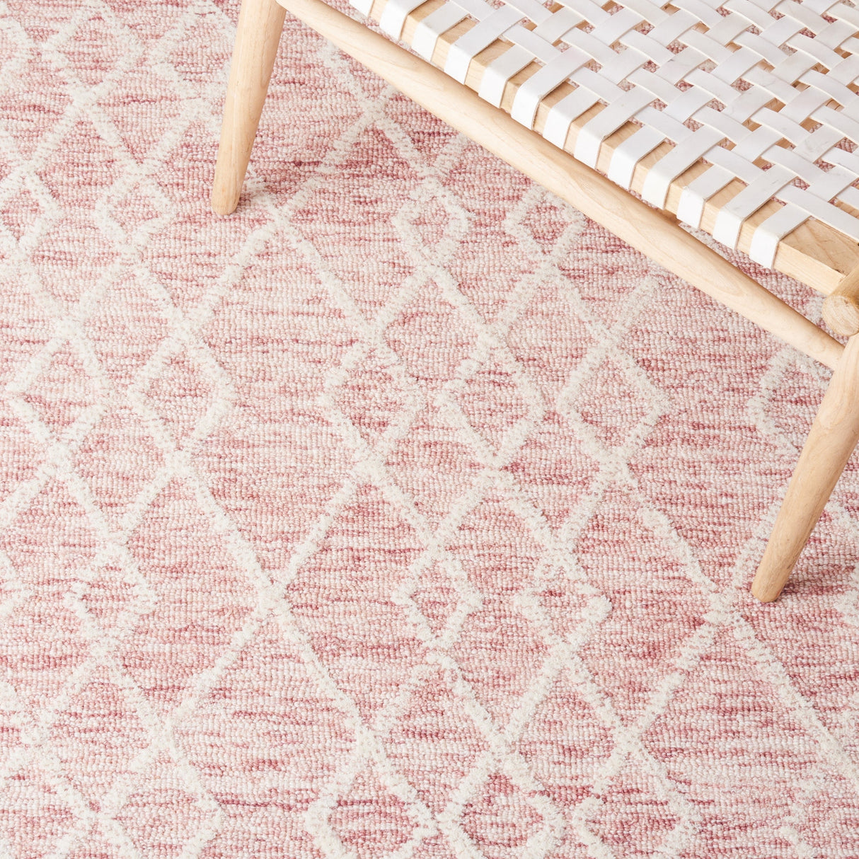 Safavieh Metro Met994U Pink/Ivory Rugs.