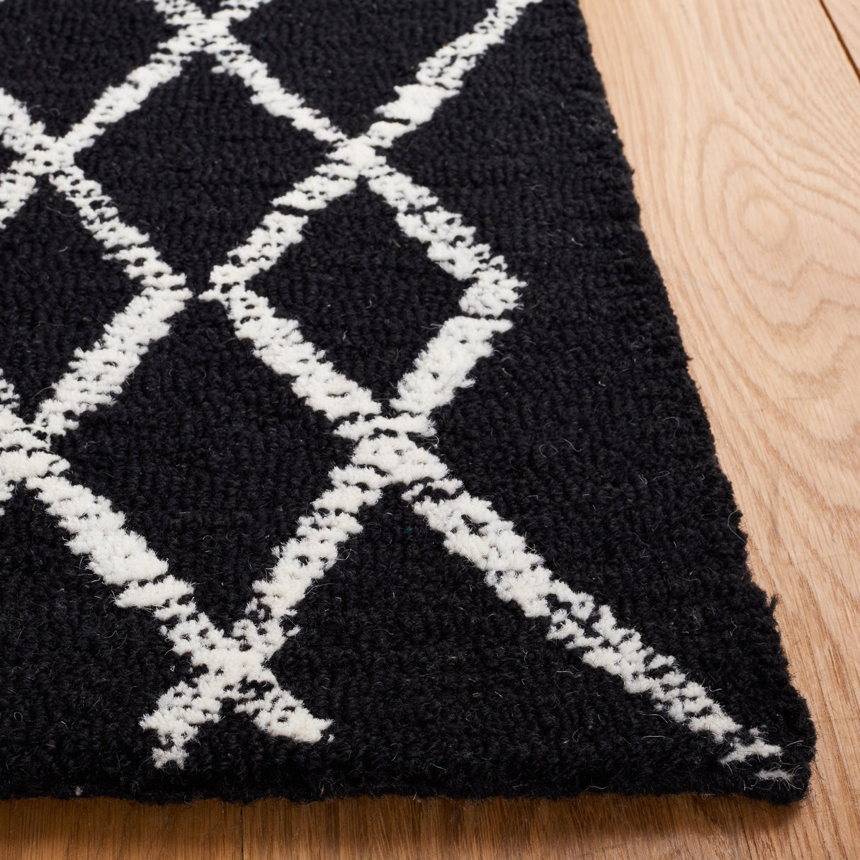 Safavieh Metro Met994Z Black/Ivory Rugs.
