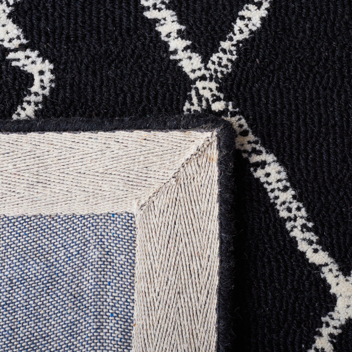 Safavieh Metro Met994Z Black/Ivory Rugs.