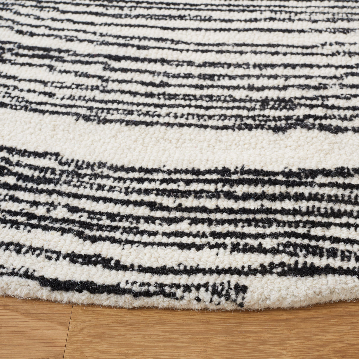 Safavieh Metro Met995B Ivory/Black Rugs.