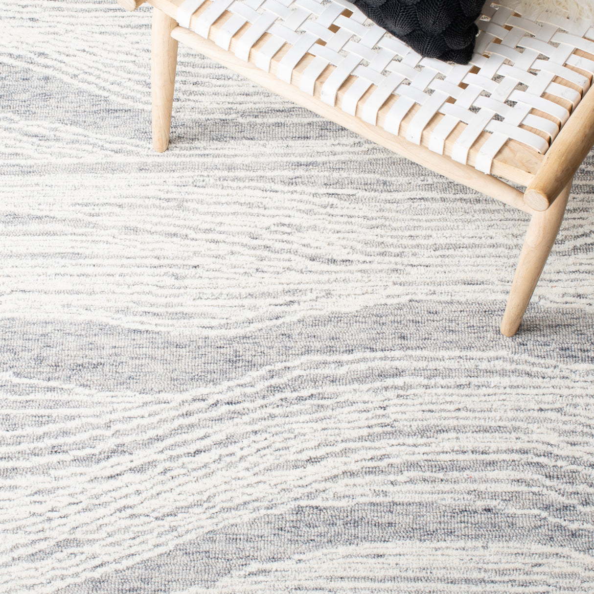 Safavieh Metro Met995F Grey/Ivory Rug.