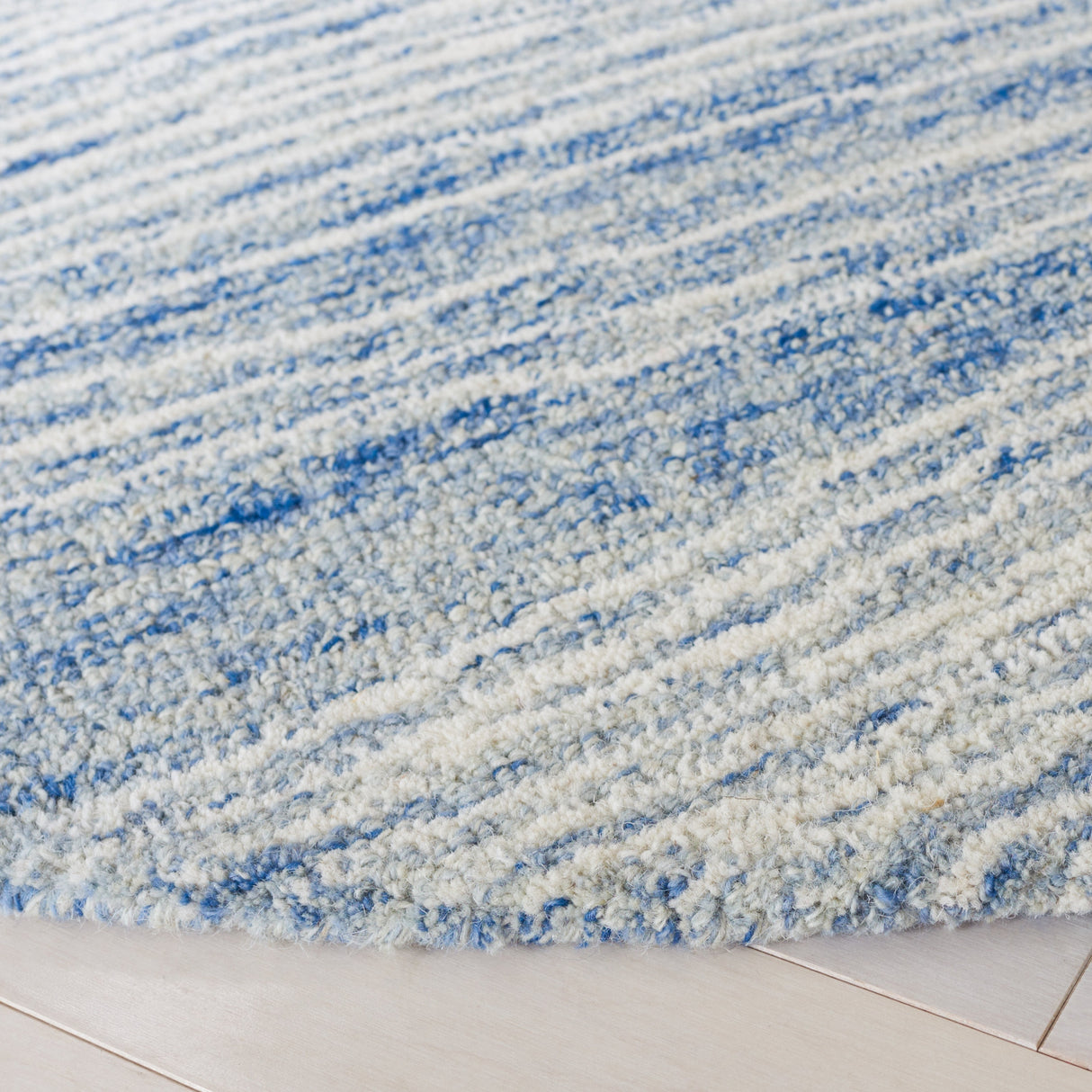 Safavieh Metro Met995M Blue/Ivory Rug.