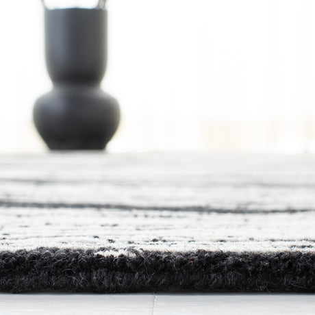 Safavieh Metro Met995Z Black/Ivory Rugs.
