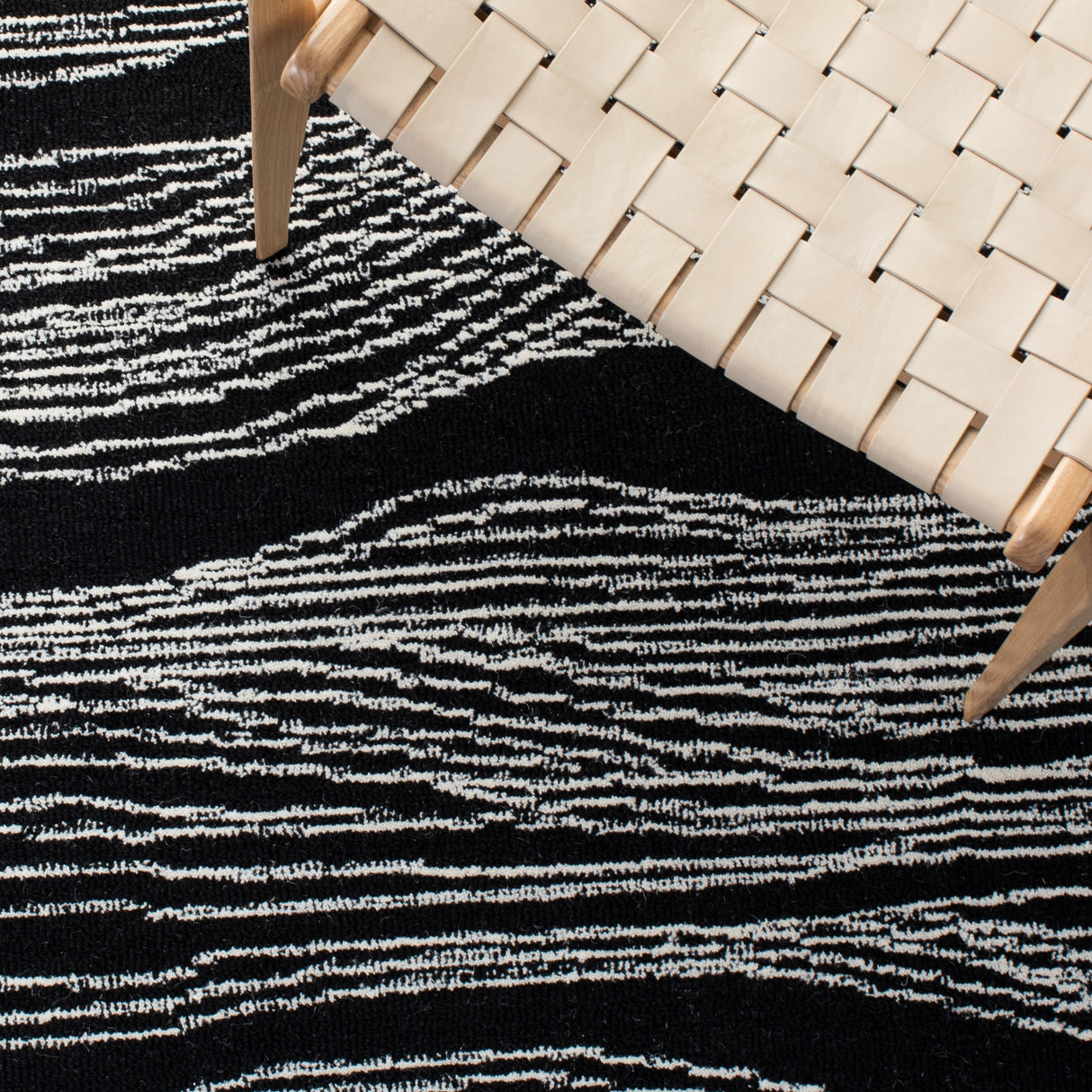 Safavieh Metro Met995Z Black/Ivory Rugs.