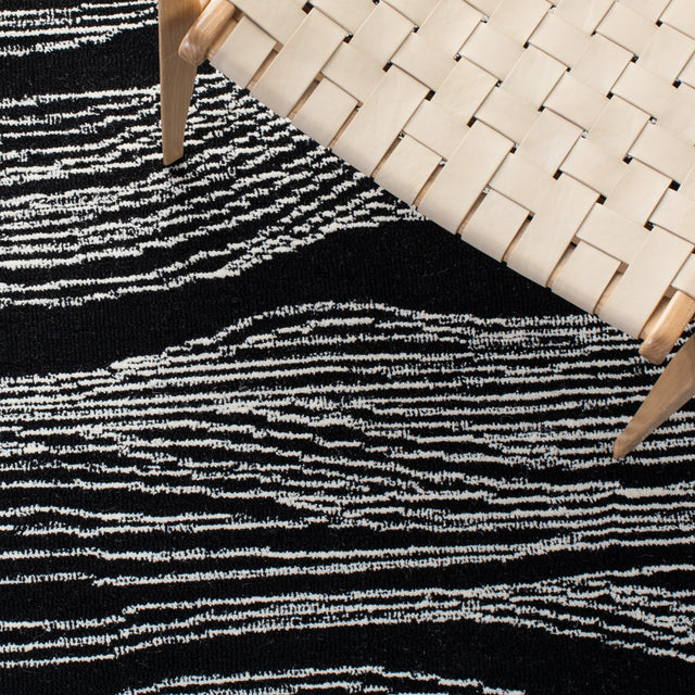 Safavieh Metro Met995Z Black/Ivory Rugs.